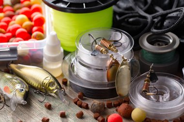 Eski bir arkaplanda dönen ve balık tutan çubuklar