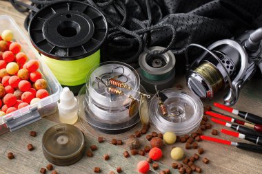 Eski bir arkaplanda dönen ve balık tutan çubuklar