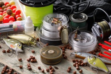 Eski bir arkaplanda dönen ve balık tutan çubuklar