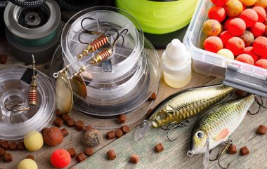 Eski bir arkaplanda dönen ve balık tutan çubuklar