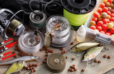 Eski bir arkaplanda dönen ve balık tutan çubuklar