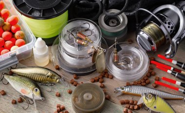 Eski bir arkaplanda dönen ve balık tutan çubuklar