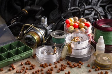 Eski bir arkaplanda dönen ve balık tutan çubuklar