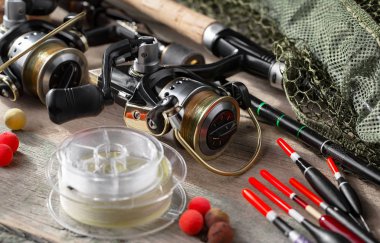 Eski bir arkaplanda dönen ve balık tutan çubuklar