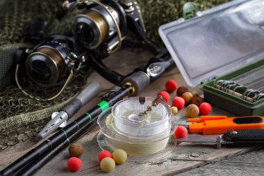 Eski bir arkaplanda dönen ve balık tutan çubuklar