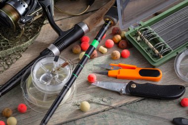 Eski bir arkaplanda dönen ve balık tutan çubuklar