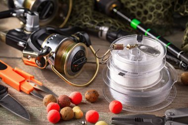 Eski bir arkaplanda dönen ve balık tutan çubuklar