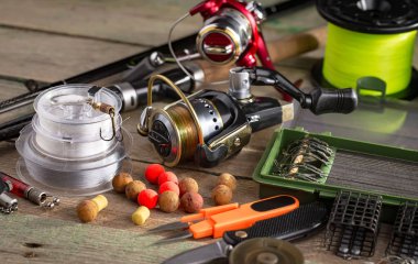 Eski bir arkaplanda dönen ve balık tutan çubuklar