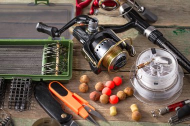 Eski bir arkaplanda dönen ve balık tutan çubuklar