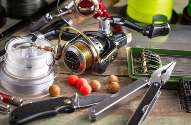 Eski bir arkaplanda dönen ve balık tutan çubuklar