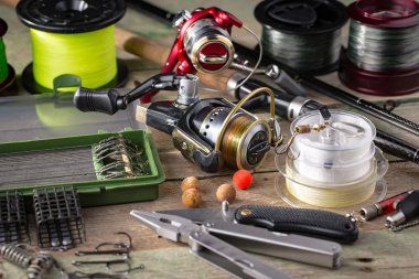 Eski bir arkaplanda dönen ve balık tutan çubuklar