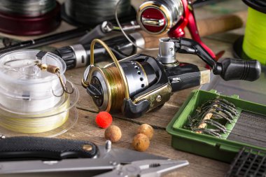 Eski bir arkaplanda dönen ve balık tutan çubuklar