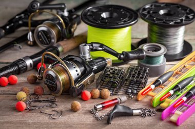 Eski bir arkaplanda dönen ve balık tutan çubuklar