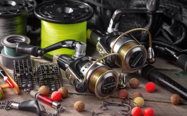 Eski bir arkaplanda dönen ve balık tutan çubuklar