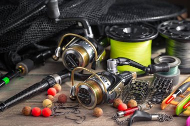 Eski bir arkaplanda dönen ve balık tutan çubuklar