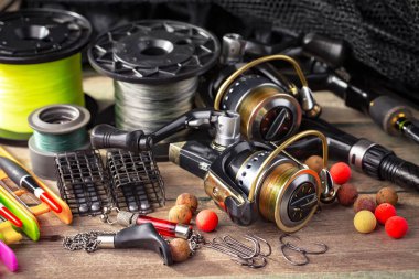 Eski bir arkaplanda dönen ve balık tutan çubuklar