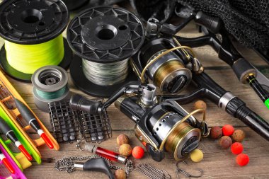 Eski bir arkaplanda dönen ve balık tutan çubuklar