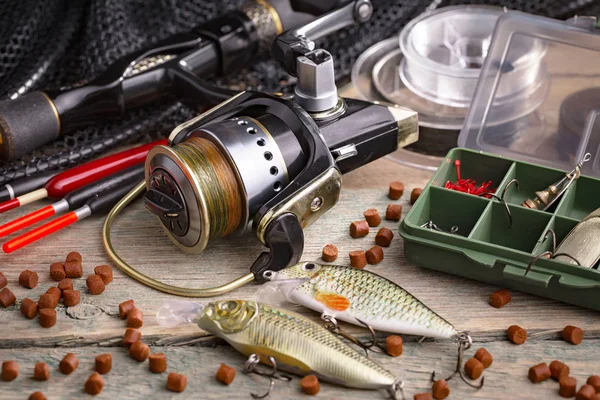 Eski bir arkaplanda dönen ve balık tutan çubuklar