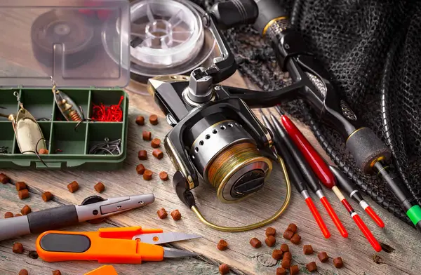 Eski bir arkaplanda dönen ve balık tutan çubuklar