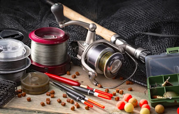 Eski bir arkaplanda dönen ve balık tutan çubuklar