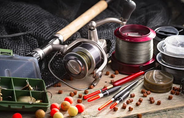 Eski bir arkaplanda dönen ve balık tutan çubuklar