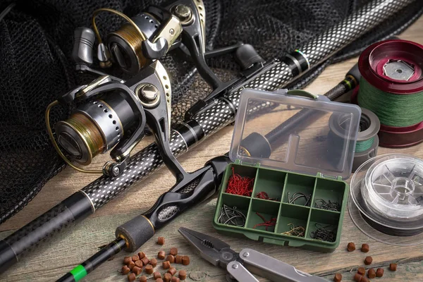 Eski bir arkaplanda dönen ve balık tutan çubuklar