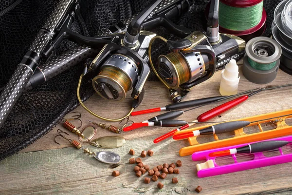 Eski bir arkaplanda dönen ve balık tutan çubuklar