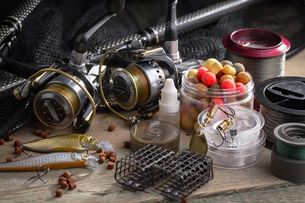 Eski bir arkaplanda dönen ve balık tutan çubuklar