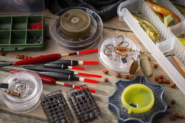 Eski bir arkaplanda dönen ve balık tutan çubuklar