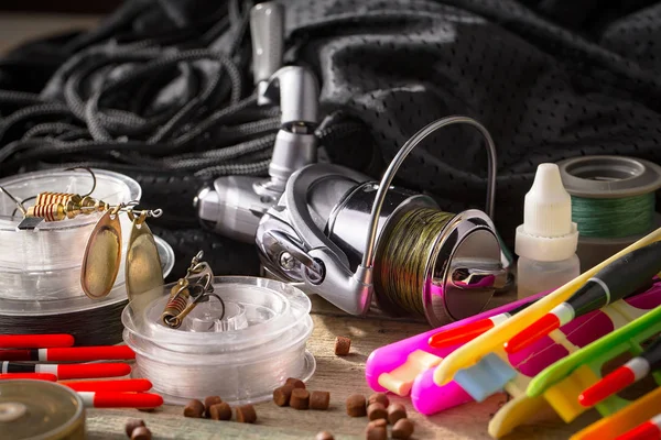 Eski bir arkaplanda dönen ve balık tutan çubuklar