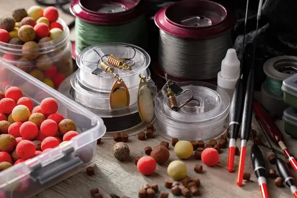 Eski bir arkaplanda dönen ve balık tutan çubuklar