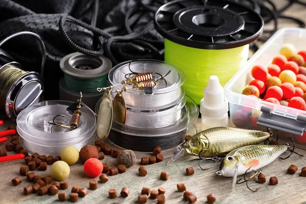 Eski bir arkaplanda dönen ve balık tutan çubuklar