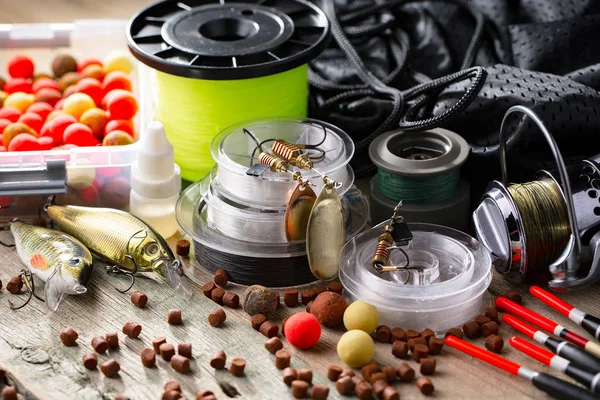 Eski bir arkaplanda dönen ve balık tutan çubuklar