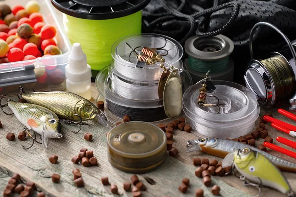 Eski bir arkaplanda dönen ve balık tutan çubuklar