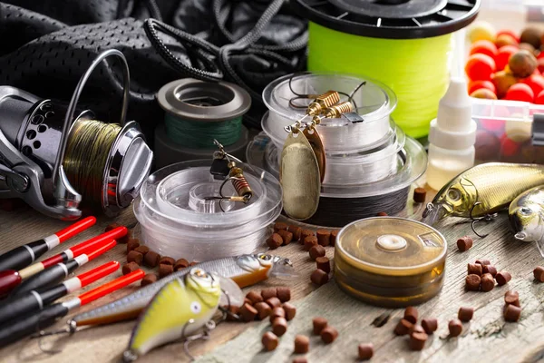 Eski bir arkaplanda dönen ve balık tutan çubuklar