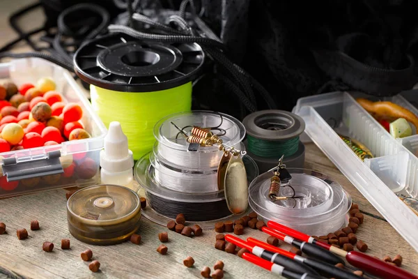 Eski bir arkaplanda dönen ve balık tutan çubuklar