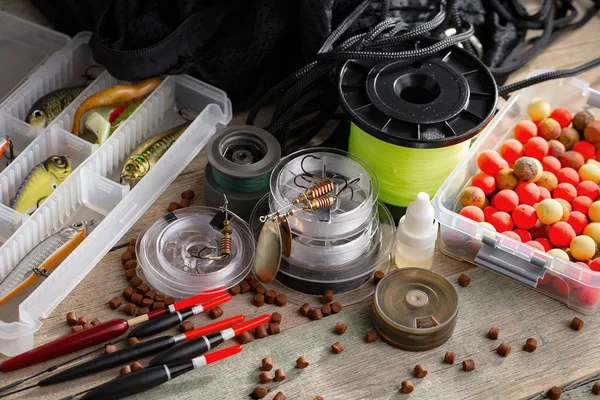 Eski bir arkaplanda dönen ve balık tutan çubuklar