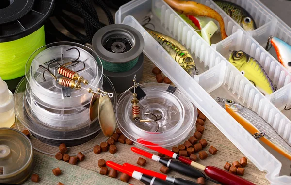 Eski bir arkaplanda dönen ve balık tutan çubuklar