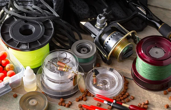 Eski bir arkaplanda dönen ve balık tutan çubuklar