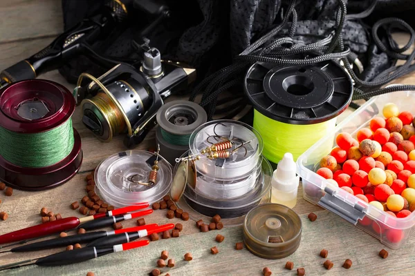 Eski bir arkaplanda dönen ve balık tutan çubuklar