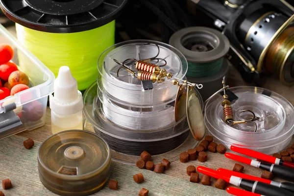 Eski bir arkaplanda dönen ve balık tutan çubuklar