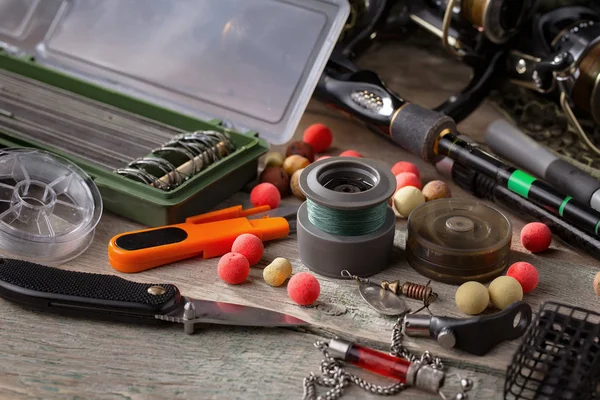 Eski bir arkaplanda dönen ve balık tutan çubuklar