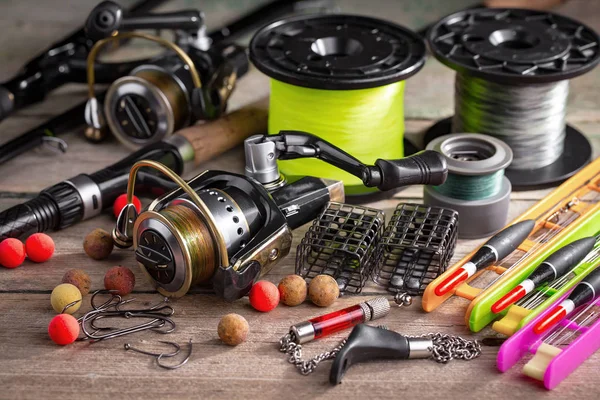 Eski bir arkaplanda dönen ve balık tutan çubuklar