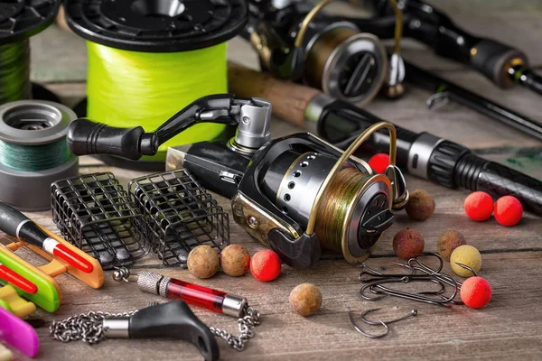 Eski bir arkaplanda dönen ve balık tutan çubuklar