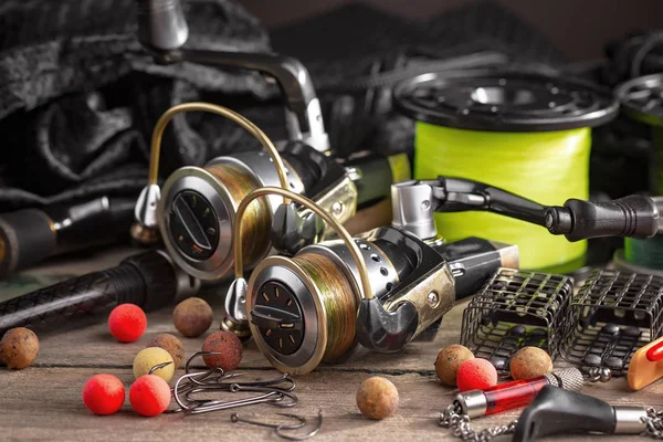 Eski bir arkaplanda dönen ve balık tutan çubuklar