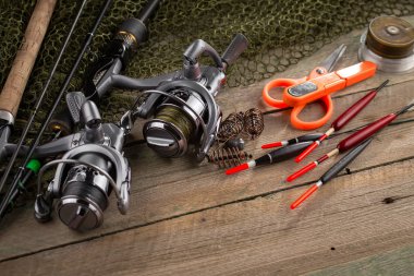 Eski bir arkaplanda dönen ve balık tutan çubuklar