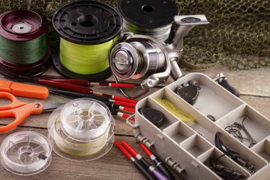 Eski bir arkaplanda dönen ve balık tutan çubuklar