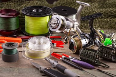 Eski bir arkaplanda dönen ve balık tutan çubuklar