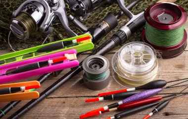 Eski bir arkaplanda dönen ve balık tutan çubuklar