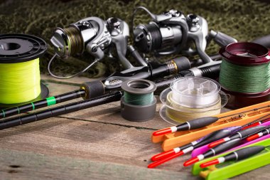 Eski bir arkaplanda dönen ve balık tutan çubuklar